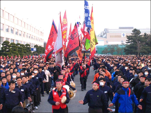 현대차 정규-비정규직 노조 첫 공동집회 장면. 노조 깃발이 나란히 입장하고 있다 (사진 제공: 비정규직노조) 